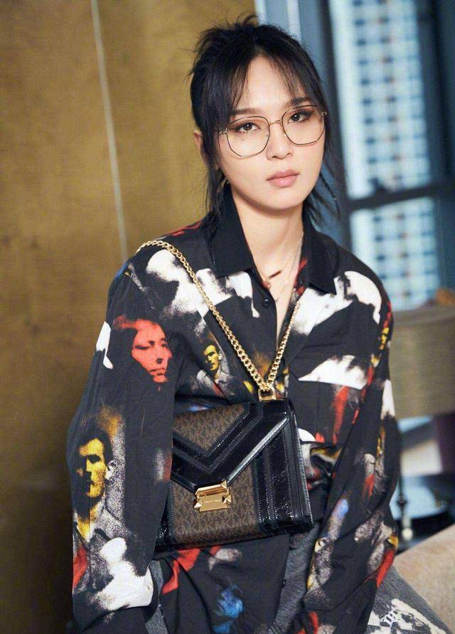 35岁周笔畅大变样,豹纹衬衫配马甲真洋气,假小子变成时尚女王_造型