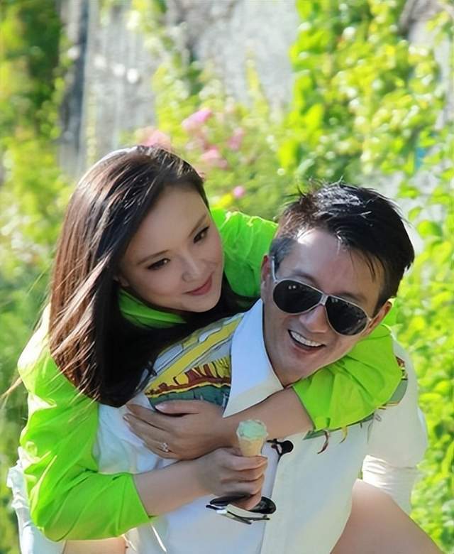 绯闻,嫁入豪门仍低调内敛,一家三口幸福,儿子颜值高_孙茜_蔡远航_生活