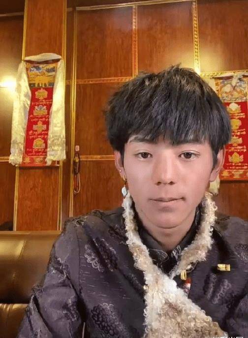 康巴汉子丁真一夜爆火,原生态素颜淳朴帅气,眼神清澈被喊老公_网友