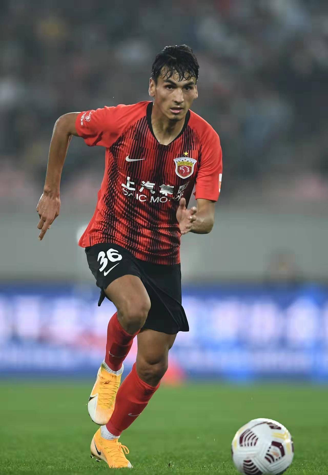 新疆球员阿布拉汗:沙漠里踢球的农村娃,从业余球队到