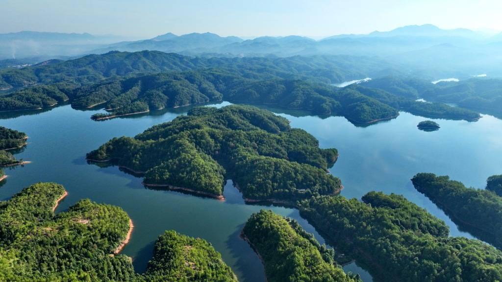 视觉云游|江西赣州:航拍石壁坑水库 蓝天碧水相互映衬生态环境_朱海鹏