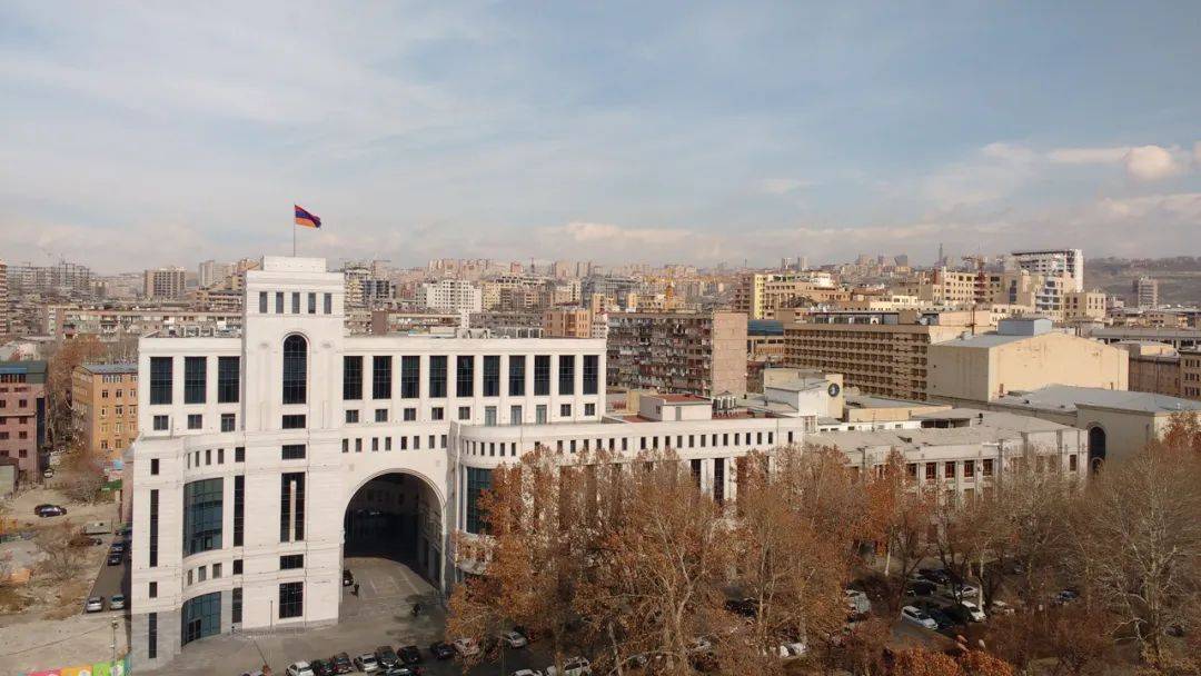 这些项目涉及大型基础设施,包括埃里温的一个购物中心和一所大学.