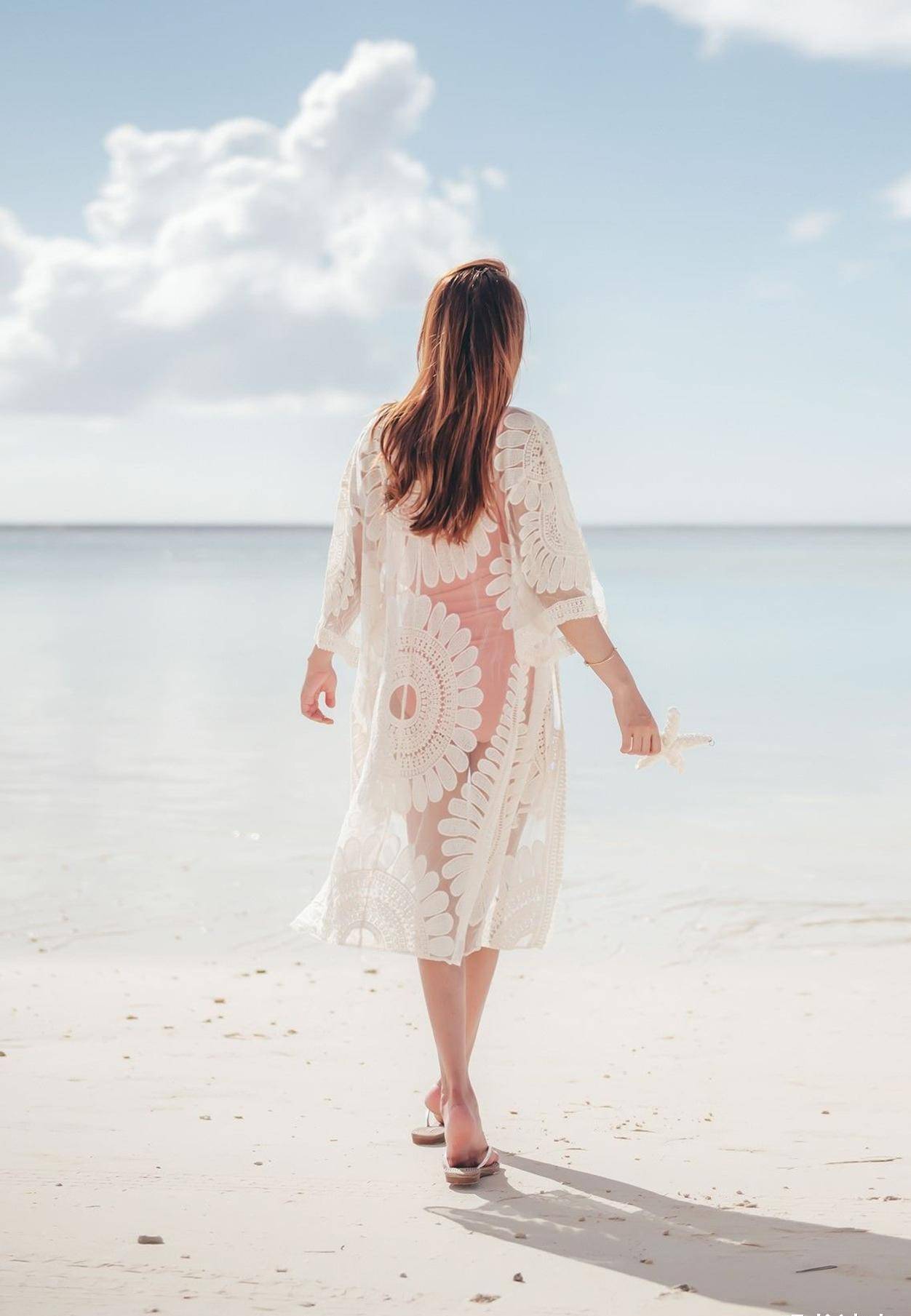 连体泳衣,其实如果仔细看的话,还是能够感受到小姐姐所散发出来的时尚