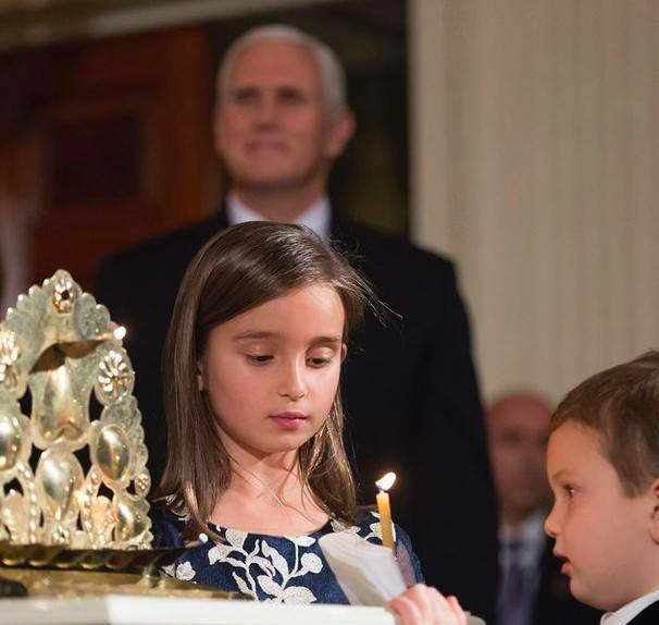 光腿穿大衣真抗冻,9岁阿拉贝拉气质赢了_库什纳_连衣裙_黑色