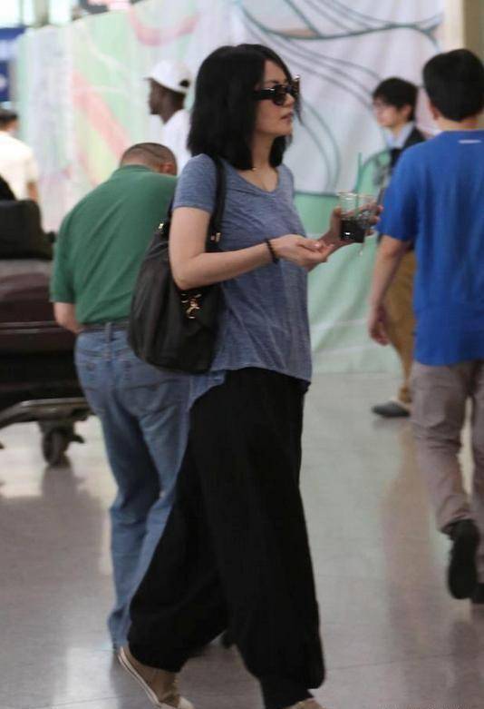 王菲气质绝了!穿吊裆裤走机场,随性又时髦,一般人不敢模仿