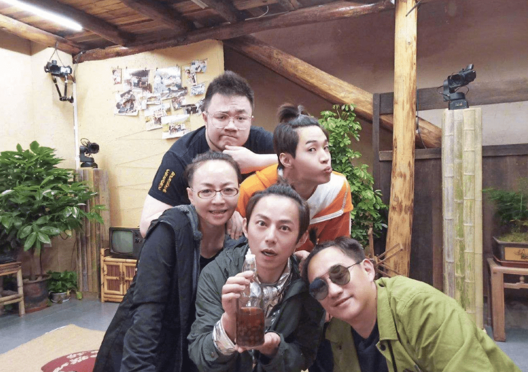 穿黑色吊带裙戴庆生帽,紧挨干儿子像漂亮阿姨_林永健_生日_奶奶