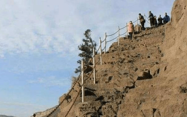 悬崖峭壁上的石梯，一斗石一斗银，坡度不陡却有“抖腿”之险