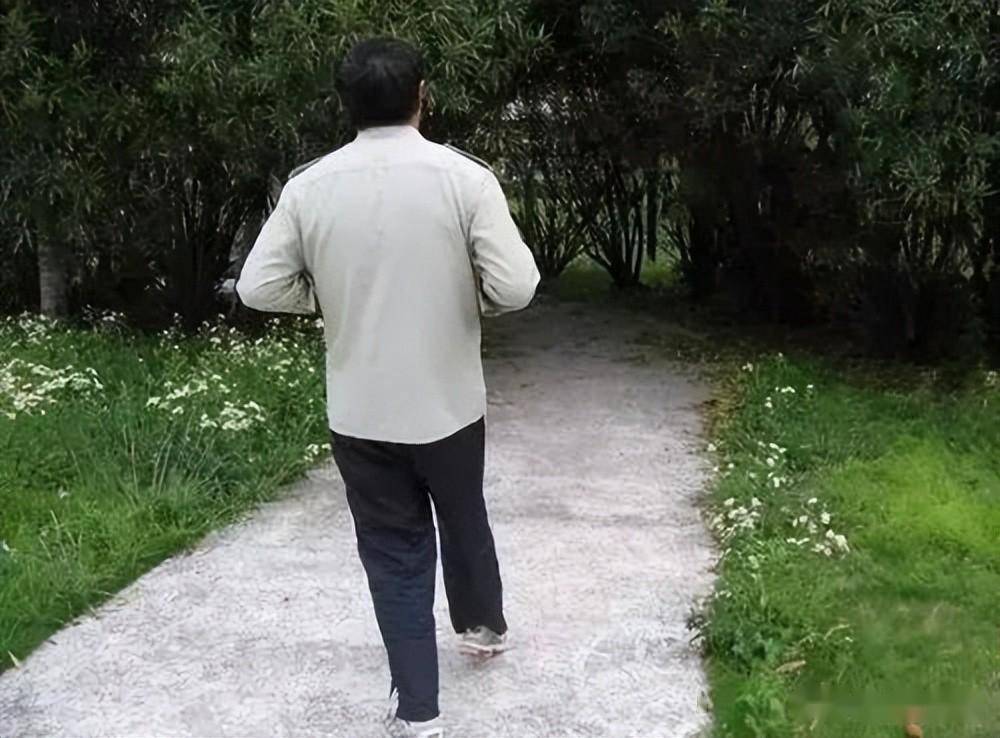 路边倒着走路的老年人,究竟在锻炼什么?_走时_肌肉_运动