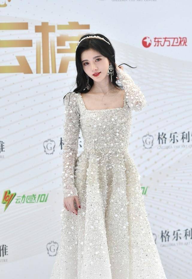 "四千年美女"鞠婧祎,身穿薄纱渐变礼服裙,端庄温婉的气质显著_裙装