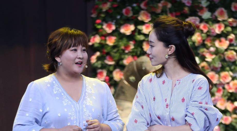 她是冯巩的爱女,因春晚跷"二郎腿"走红,如今34岁为贾玲打工_舞台
