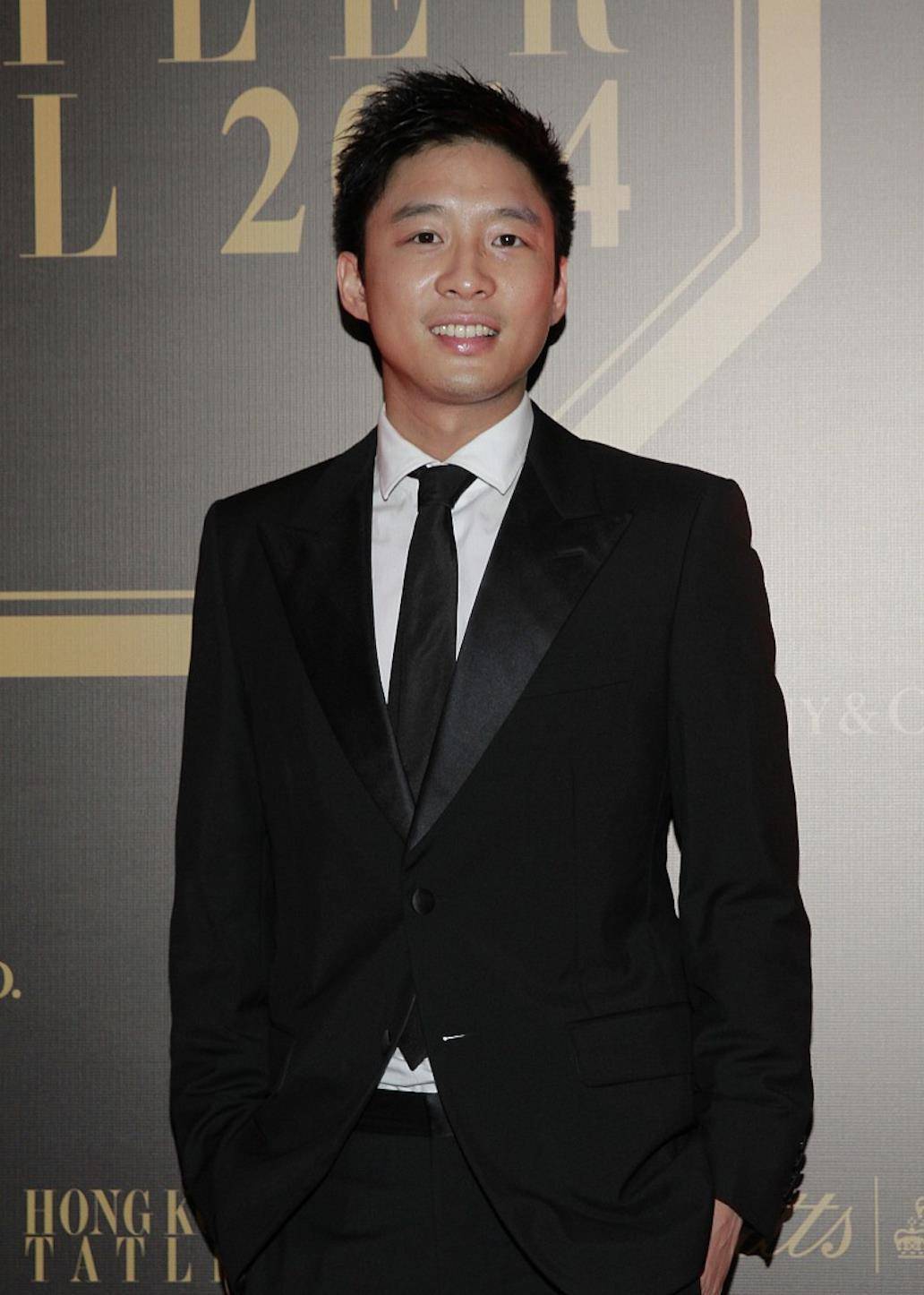 霍启山假日陪霍启刚子女玩耍,簇拥仨孩子合照很有爱,叔侄感情好_香港