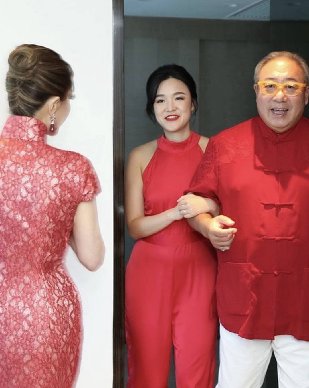 薛芷伦女儿风光出嫁,穿戴14只龙凤镯派头十足,花球抛给母亲_马清伟_马