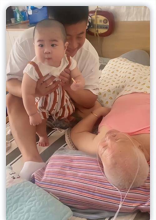 "刘能"王小利母亲去世,生前躺床上插呼吸管,不舍重孙惹人心酸_王亮