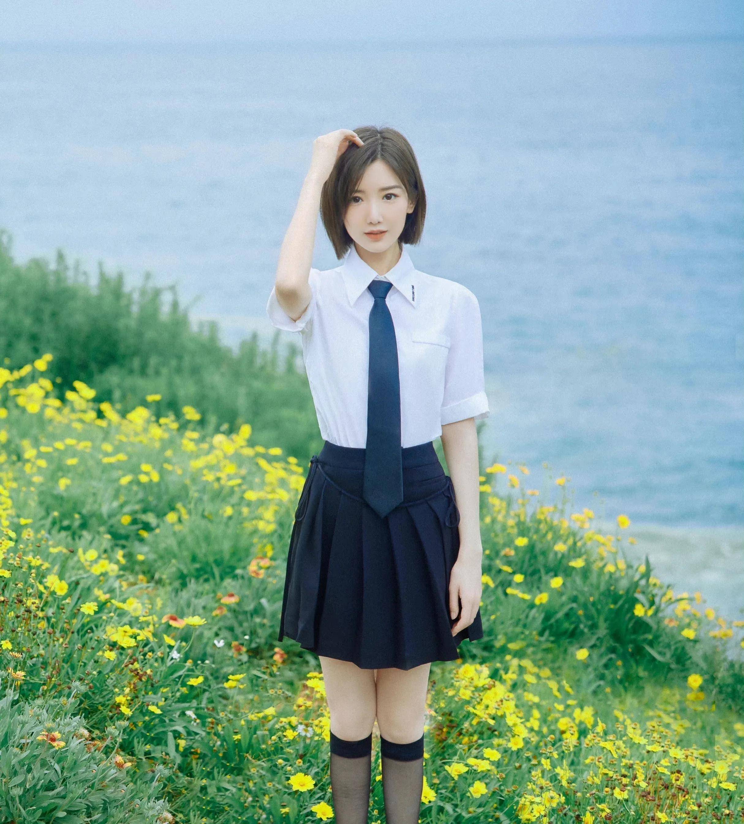 毛晓彤真不显老,34岁穿搭年轻靓丽,妥妥的甜妹儿!_衬衫_造型_百褶裙