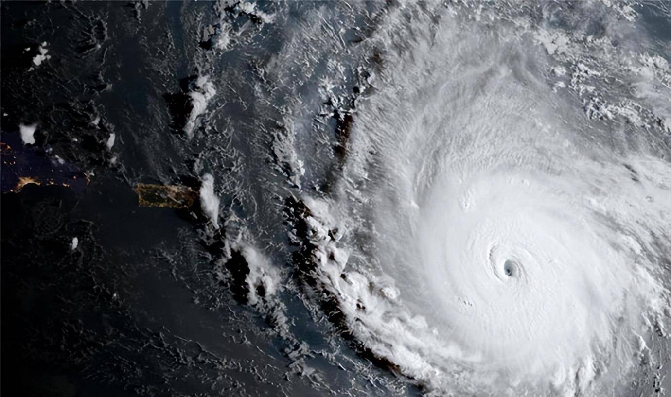 飞机钻进飓风,在风暴眼回旋1小时,原因让人钦佩_飞行_数据_雨果