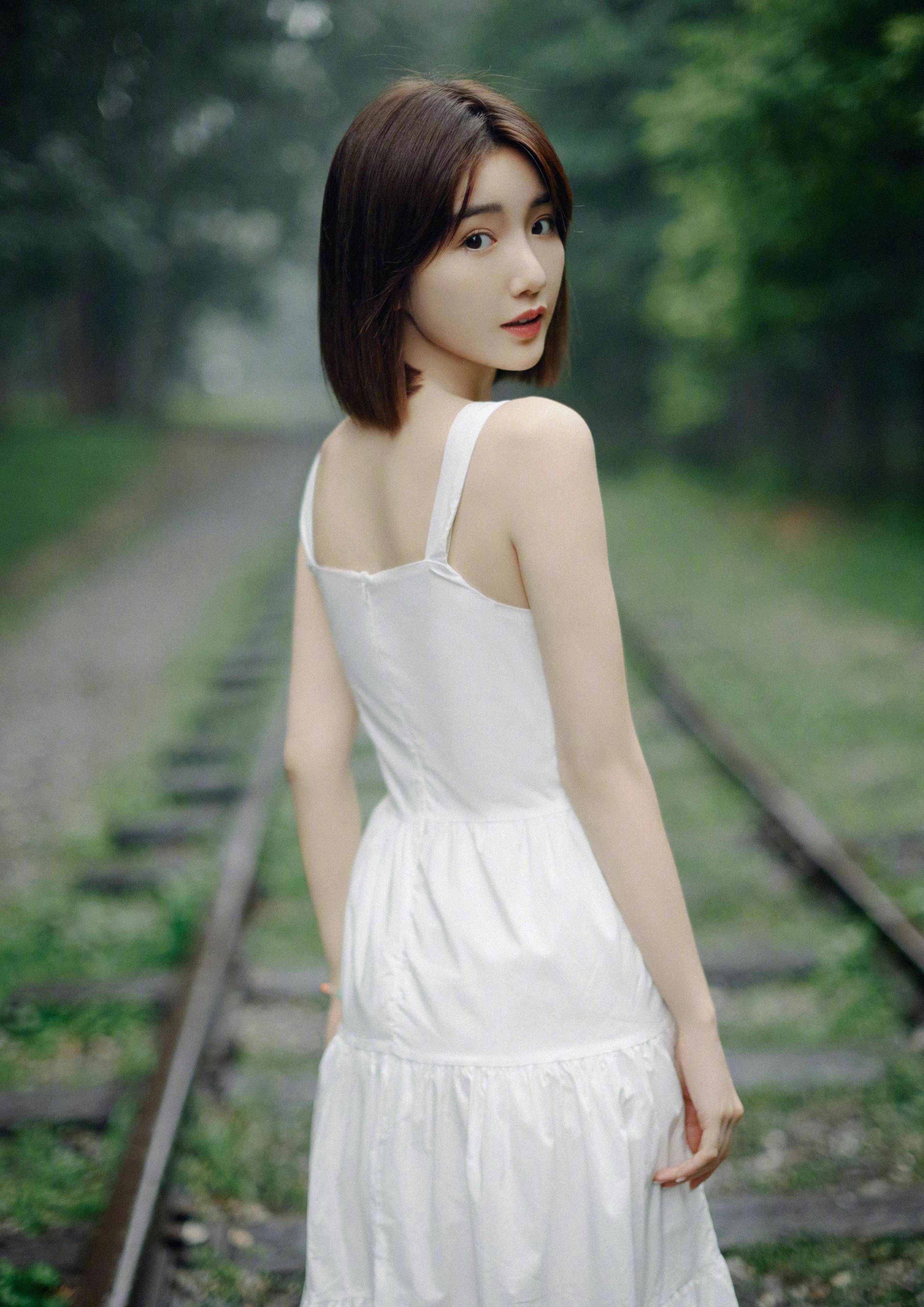 毛晓彤真不显老,34岁穿搭年轻靓丽,妥妥的甜妹儿!_衬衫_造型_百褶裙