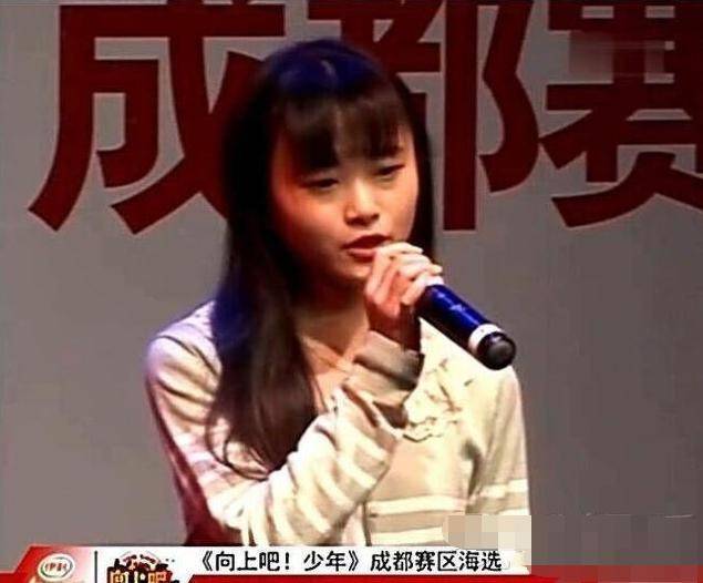所以扒出来了更多鞠婧祎的丑照,当然不乏有她选秀时的照片,而且两张