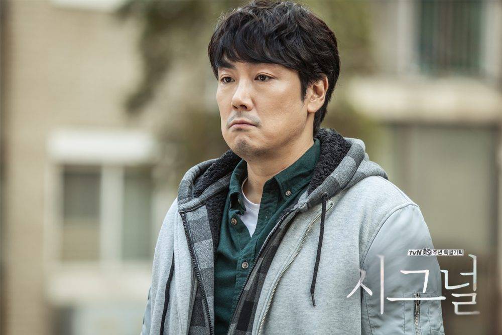 《信号》讲述偶然获得一部对讲机的犯罪侧写师朴海英(李帝勋 饰演)