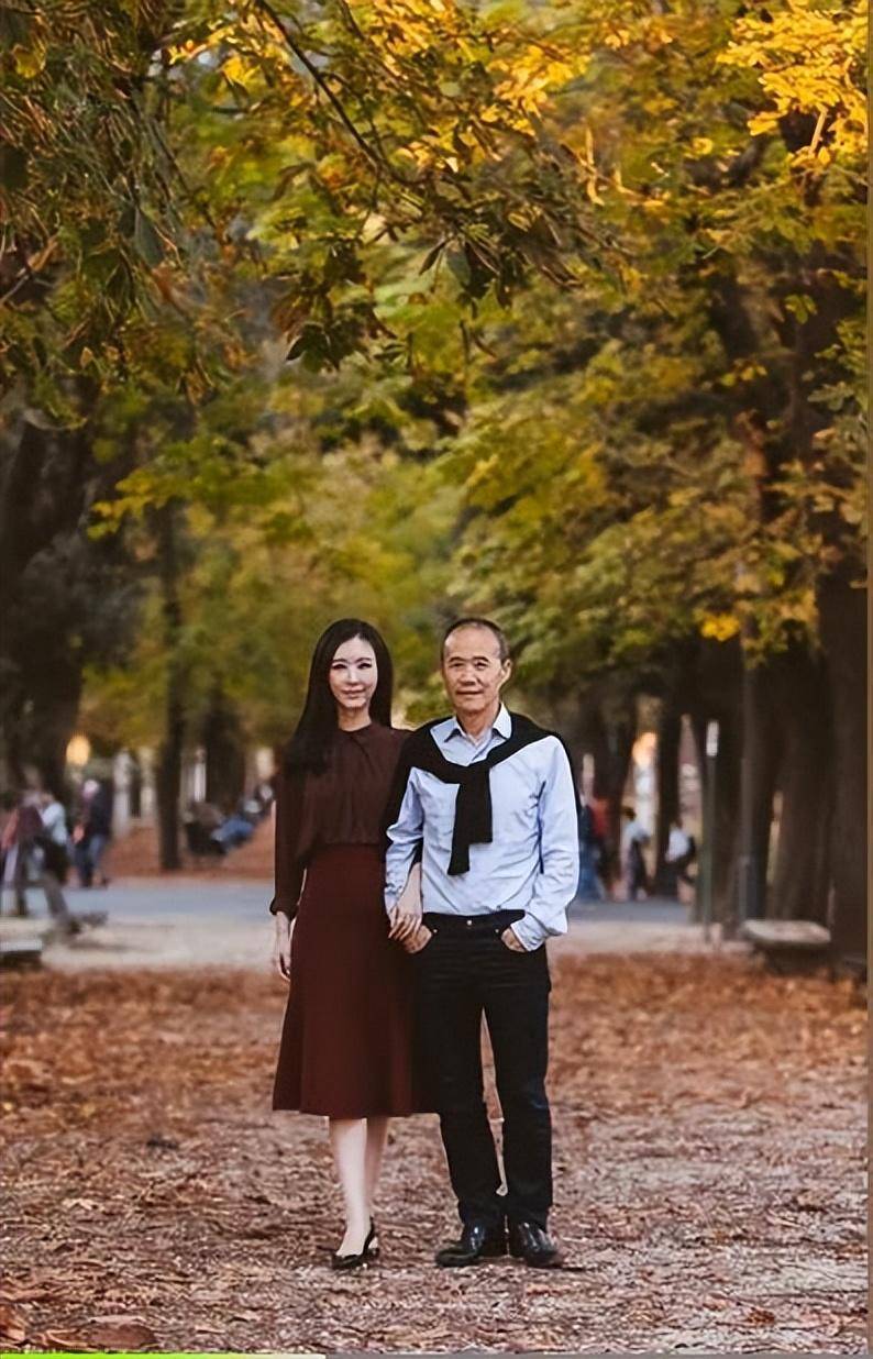 王石离婚10年：他再婚娶美女演员，单身前妻忍受车祸后遗症的折磨_王江穗_父母_父亲