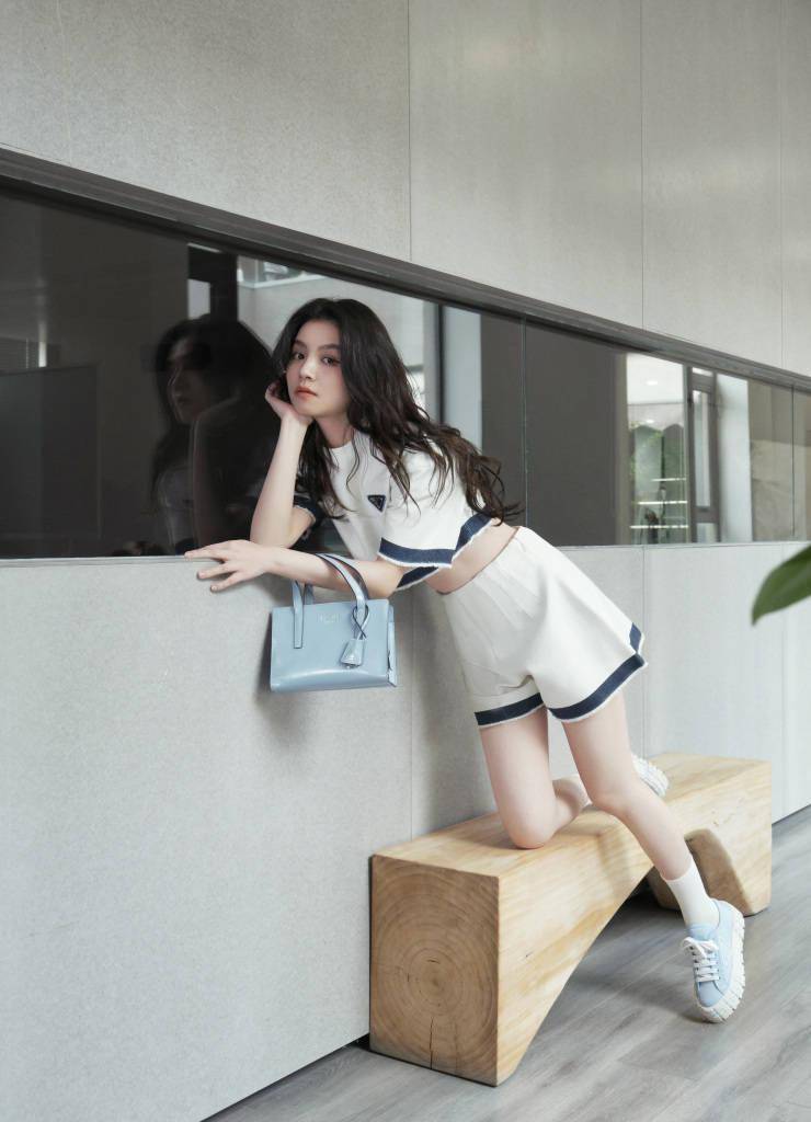 演员春夏发布周五随拍写真 露脐装配短裤青春洋溢_prada_套装_造型