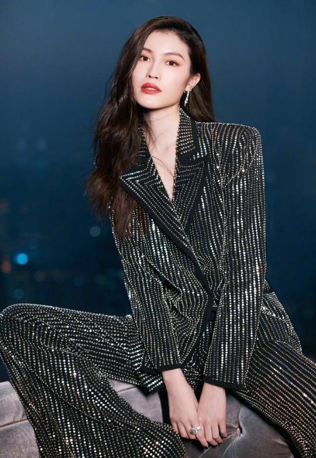 何穗橘色亮片吊带裙,造型满分气质绝美,身姿妖娆像极了人鱼公主_活动