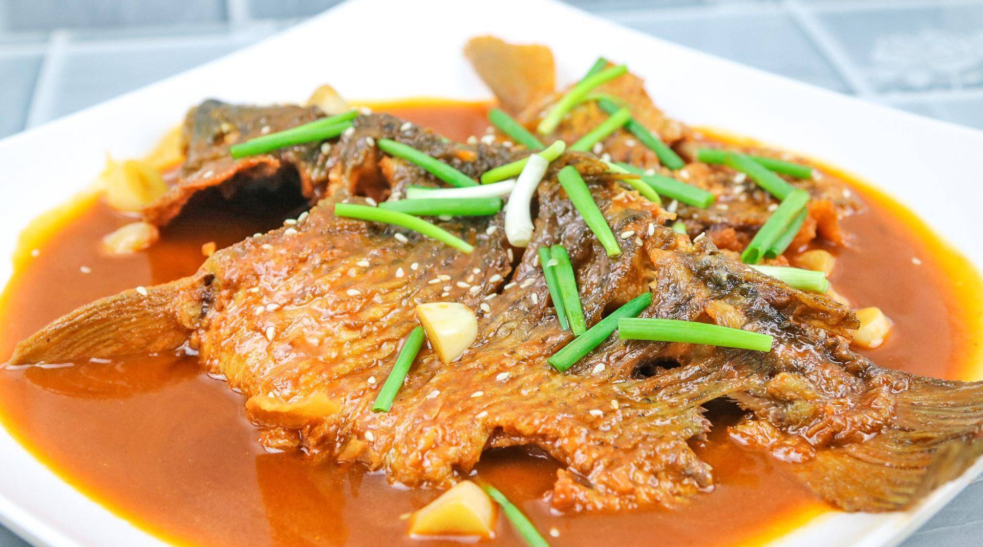 大厨教你地方名菜,煎扒鱼的传统做法,口味鲜美,越吃越香_鲤鱼_欧美常