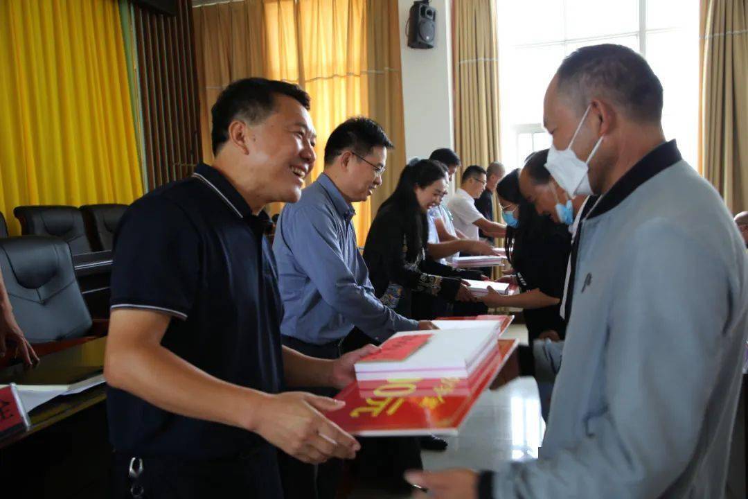 为吉祥村46名受助学生和家长代表发放助学金,并鼓励受助学子,要常怀