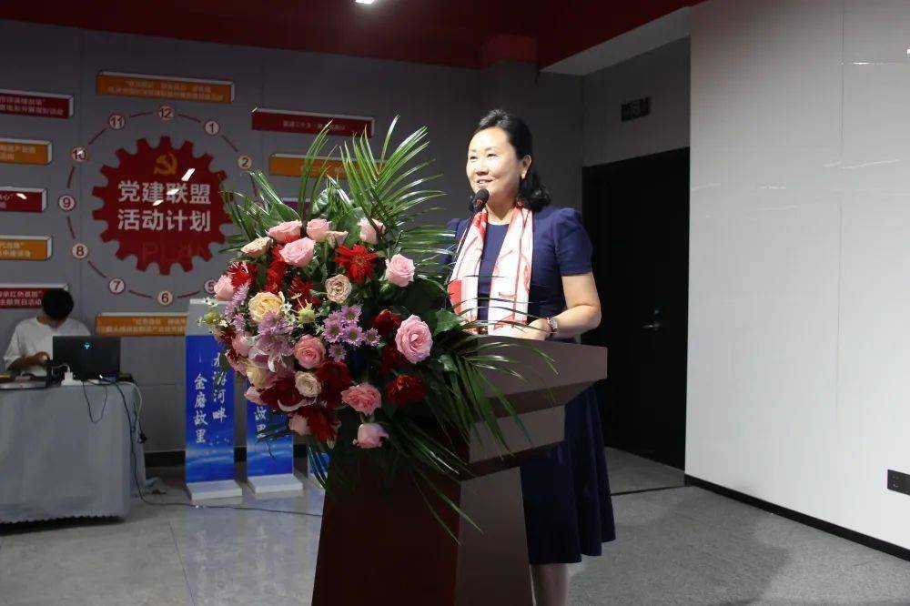 北京市天元律师事务所上海分所合伙人徐萍女士为磨头镇乡贤联谊会揭牌