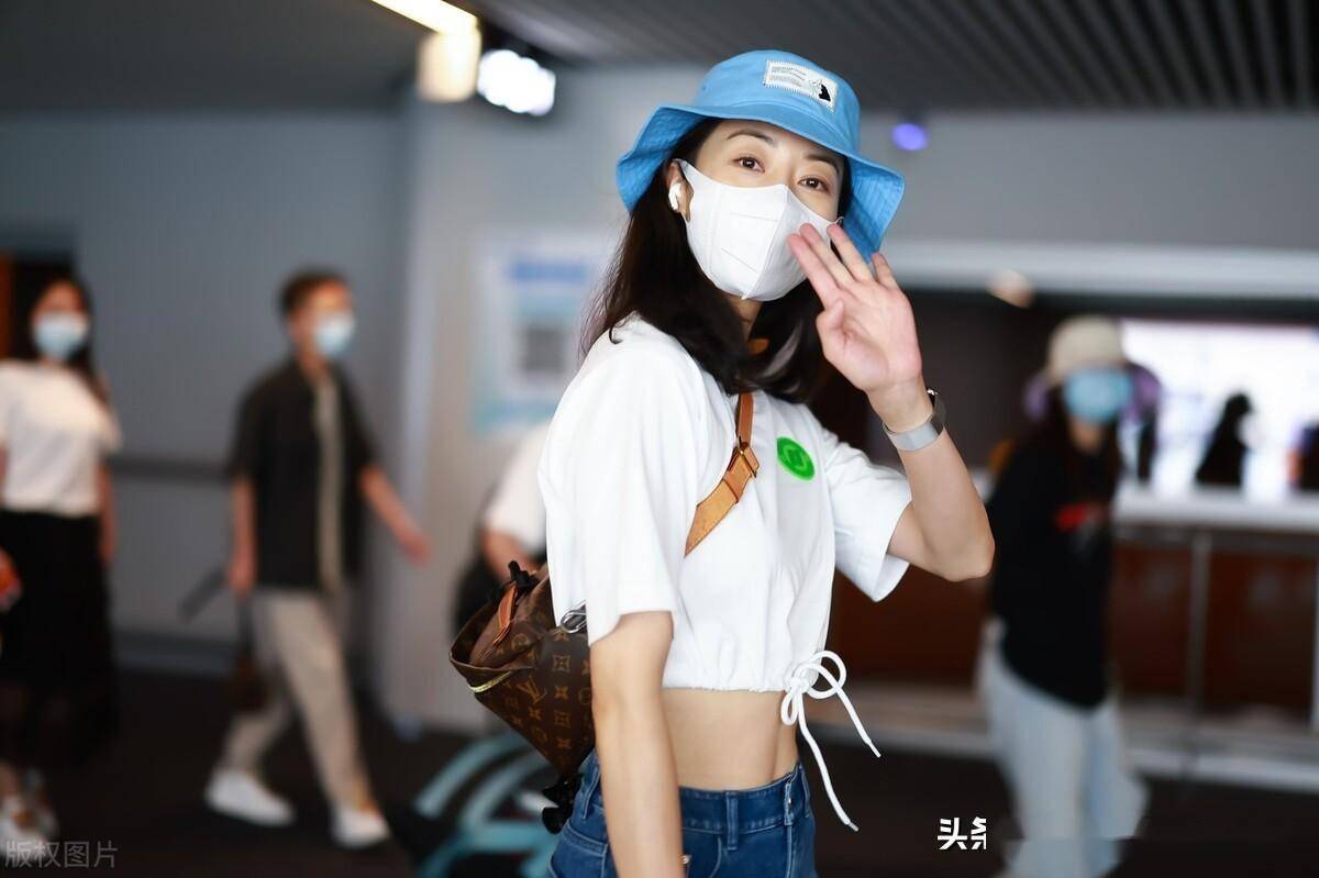 韩雪白色露脐短衫搭牛仔裤现身机场,双腿修长身材好_长沙_韩雪_机场