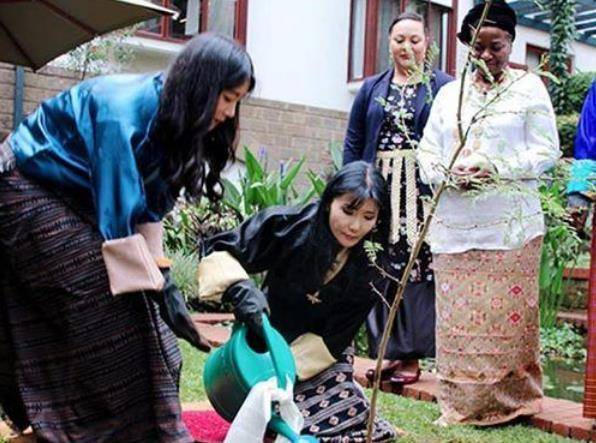 57岁不丹王母阵仗大！出行黑衣保镖全程护驾，风头盖过佩玛王后