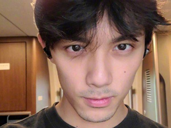 当男星留胡子,王俊凯慵懒,吴磊时尚,陈学冬真实,而他被称行走荷尔蒙!