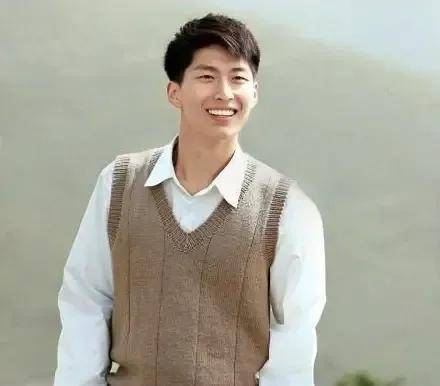 静秋的父亲被打成右派,母亲在劳动改造,她和弟弟妹妹课余帮母亲糊信封