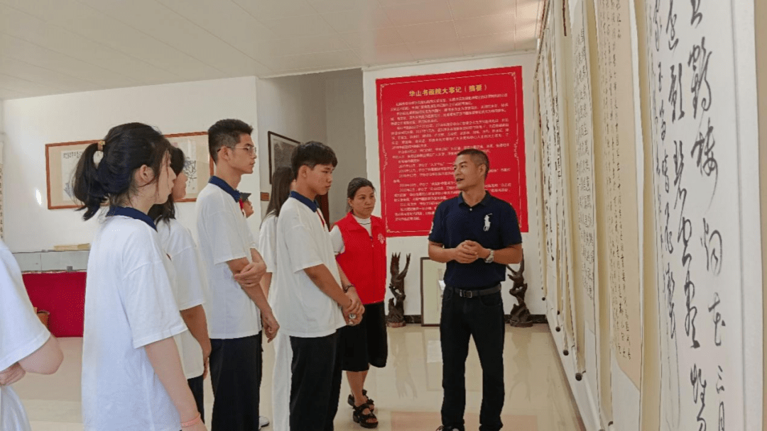 广东省外语艺术职业学院薪润兴实践队在陆丰市南塘镇华山志愿服务中心