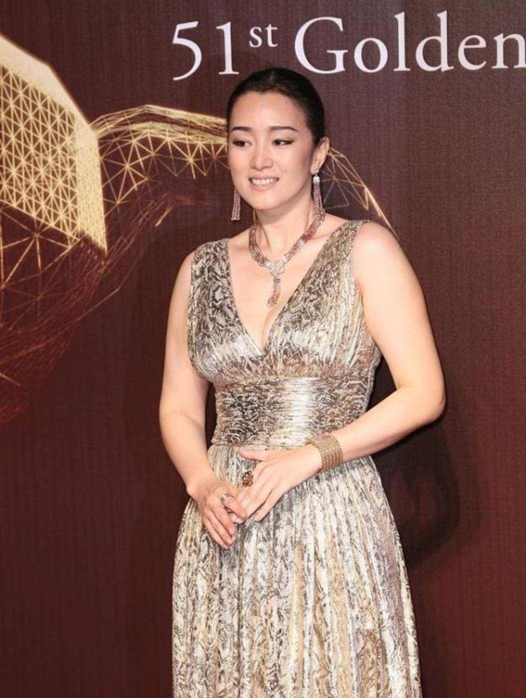 55岁巩俐身材时尚有肉,穿束腰裙参加活动,气质状态不减当年_女性_设计