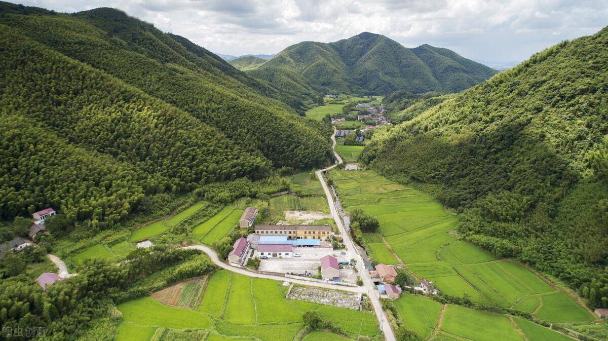 安徽偏僻山村,一口临沂话,村里很少年轻人,想家却不愿回