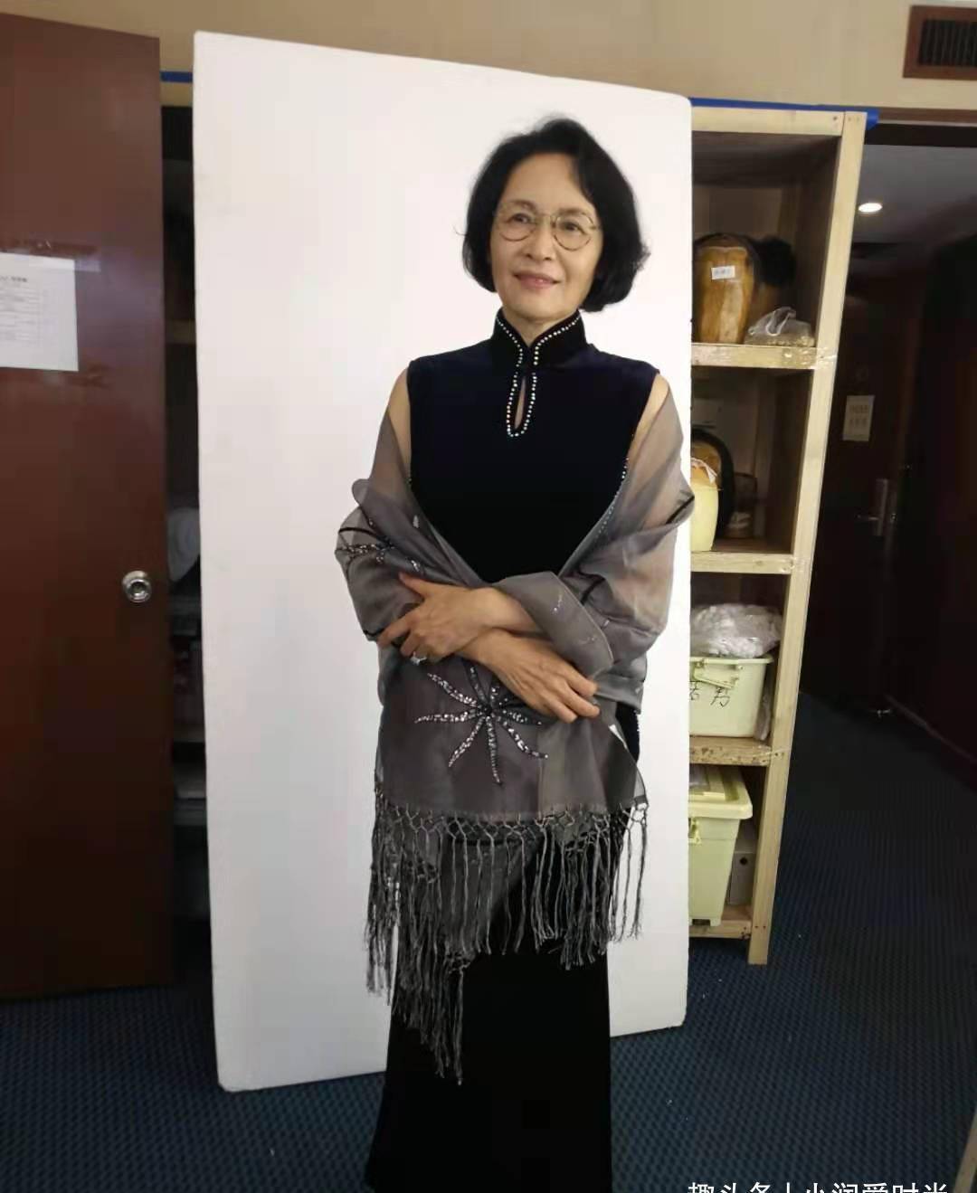66岁宋晓英老年真会穿,旗袍 披肩,西装 半裙,妈妈们照穿贵气