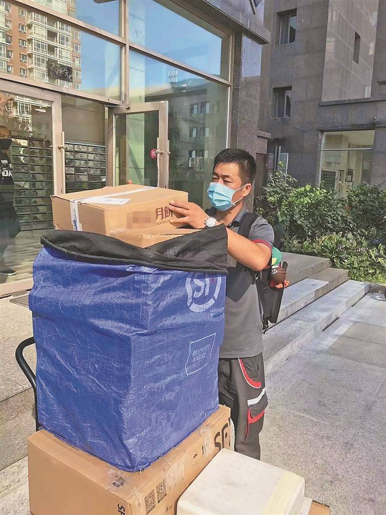 快递小哥成老熟人上班像串门：服务片区7年多帮封控小区业主买菜买药_搜狐网