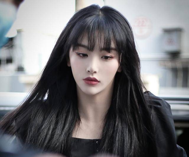 孔雪儿一改大波浪长发,换上黑长直造型,这难道不是芭比娃娃本人_发型