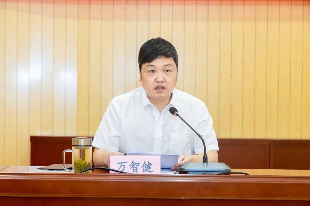 惠山高新区党工委副书记,洛社镇党委副书记万智健主持会议,通报洛社镇
