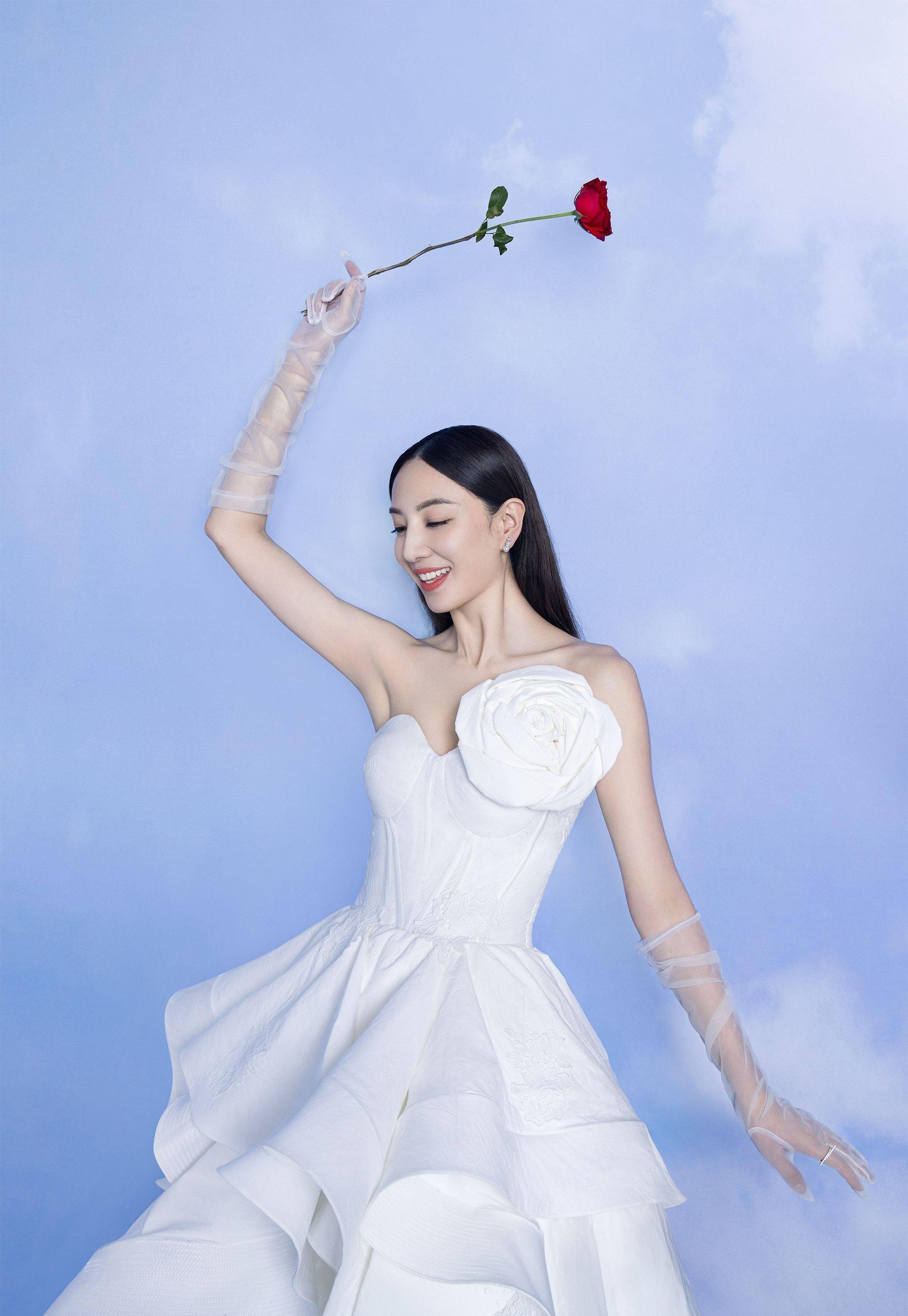 38岁郑希怡高贵女神范,经历了风风雨雨,她终成优雅姐姐_身材_黑色_下