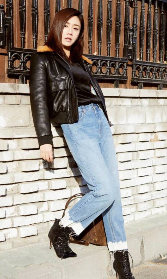 被郑钧和刘芸秀到了,一个穿黑t恤一个穿皮衣,高颜值组合太养眼_外套