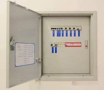 通病16配电柜(箱)配线不规范,柜体开孔无护套,未封堵,不能满足要求