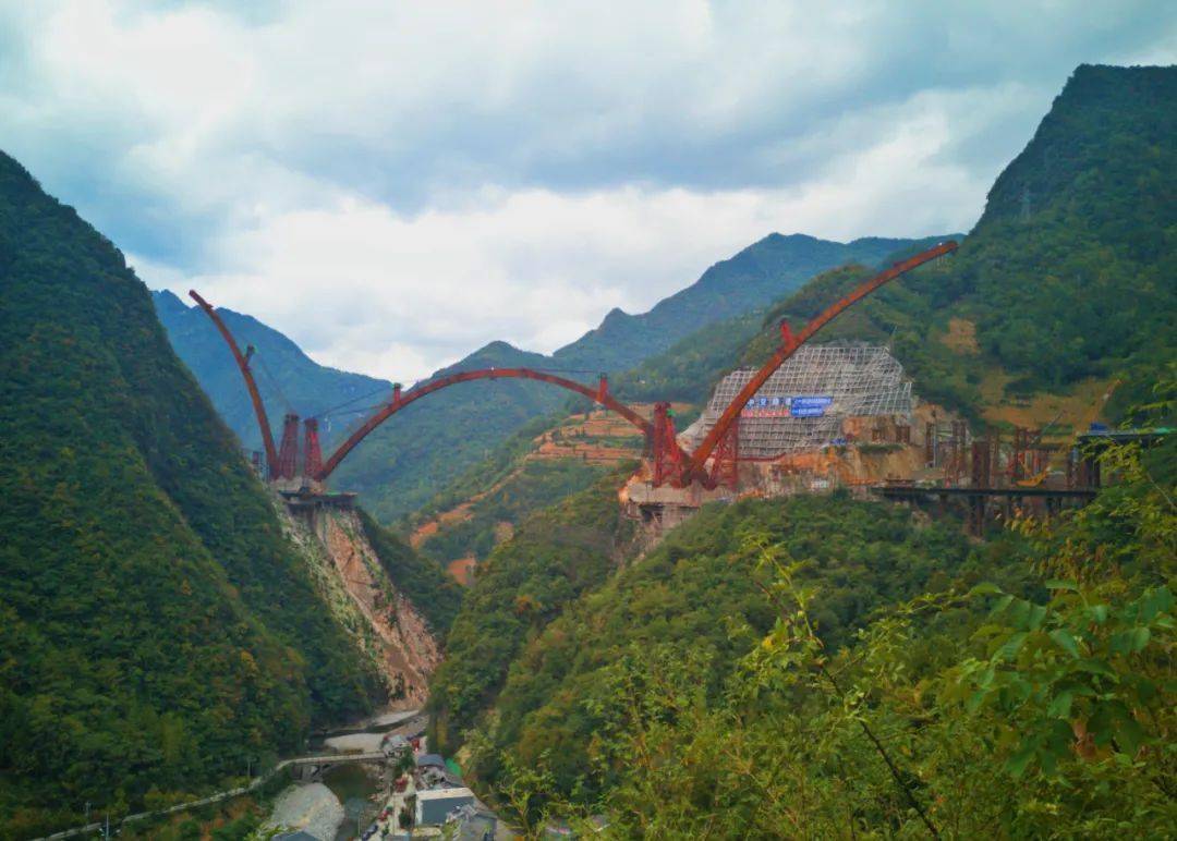 城开高速控制性工程蓼子特大桥拱肋顺利合龙_施工_平转_路桥建设