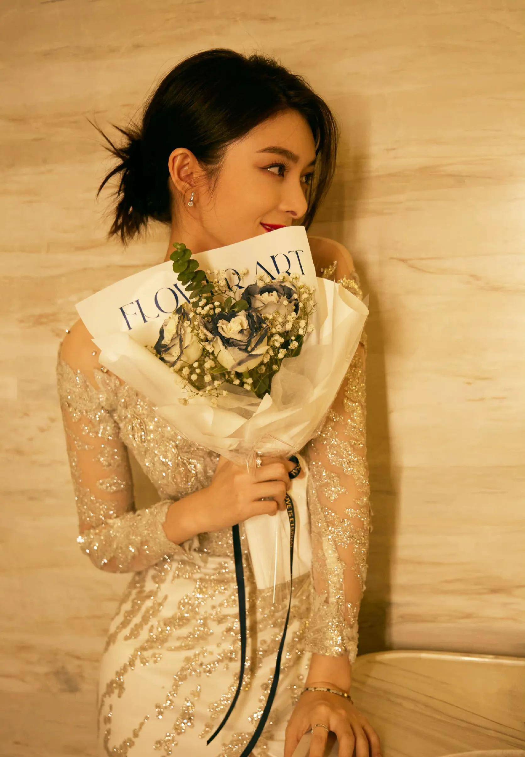 手捧鲜花的傅菁.浴缸美人,哎呦这礼服长裙太好看了.这腿爱了爱了.