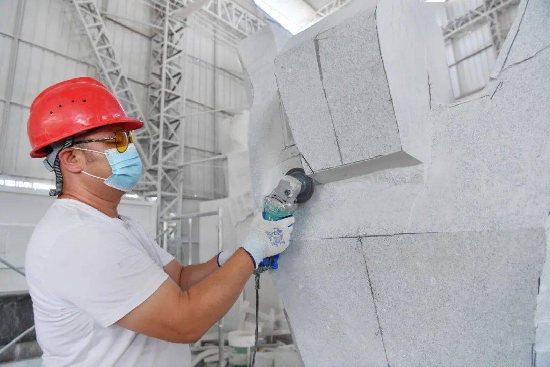 举重世界冠军和世界纪录创造者,国际级运动健将——何英强,就是我市