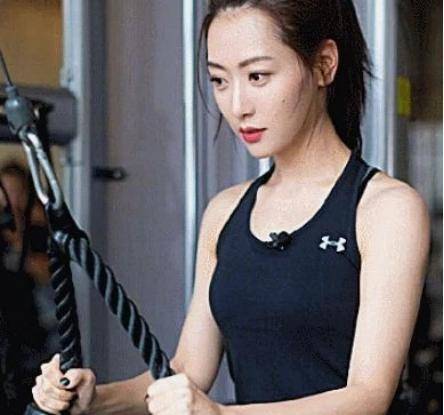 很多网友发现,如今的白冰已经是个健身女神了,拥有着马甲线,巴掌腰,真