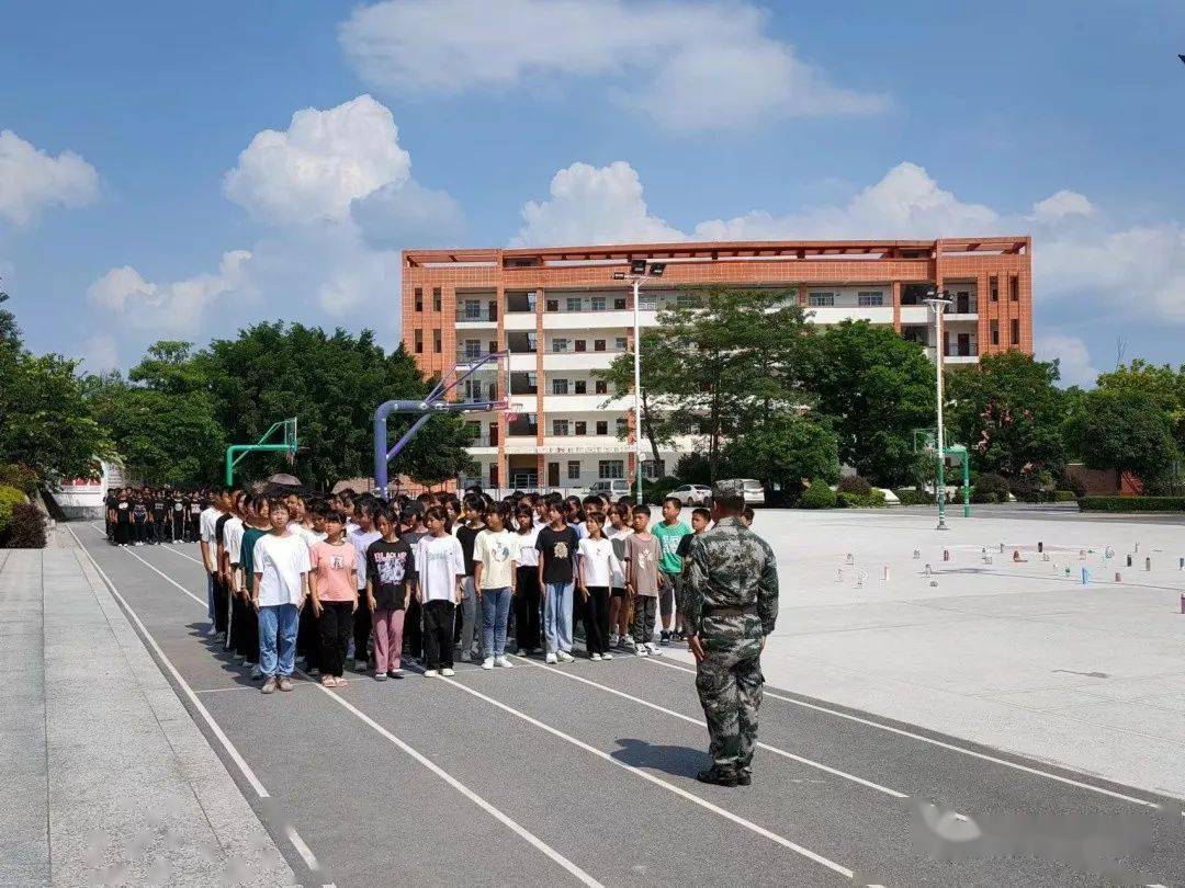 博白县东平镇中心小学举行开学典礼.