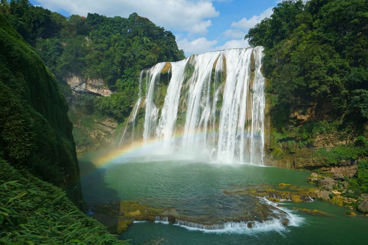 黄果树瀑布化身"彩虹瀑布" 阳光洒在水雾上景色绚丽