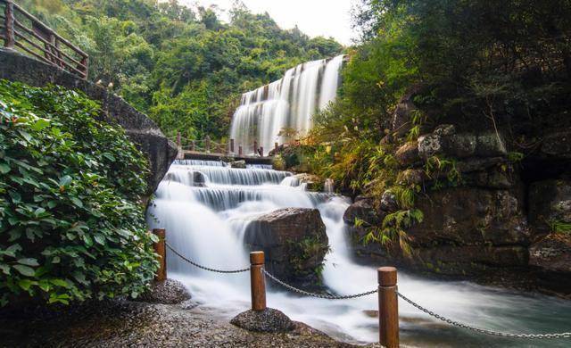 广东最美的瀑布，形似黄果树，被誉为岭南第一瀑，却鲜有人知