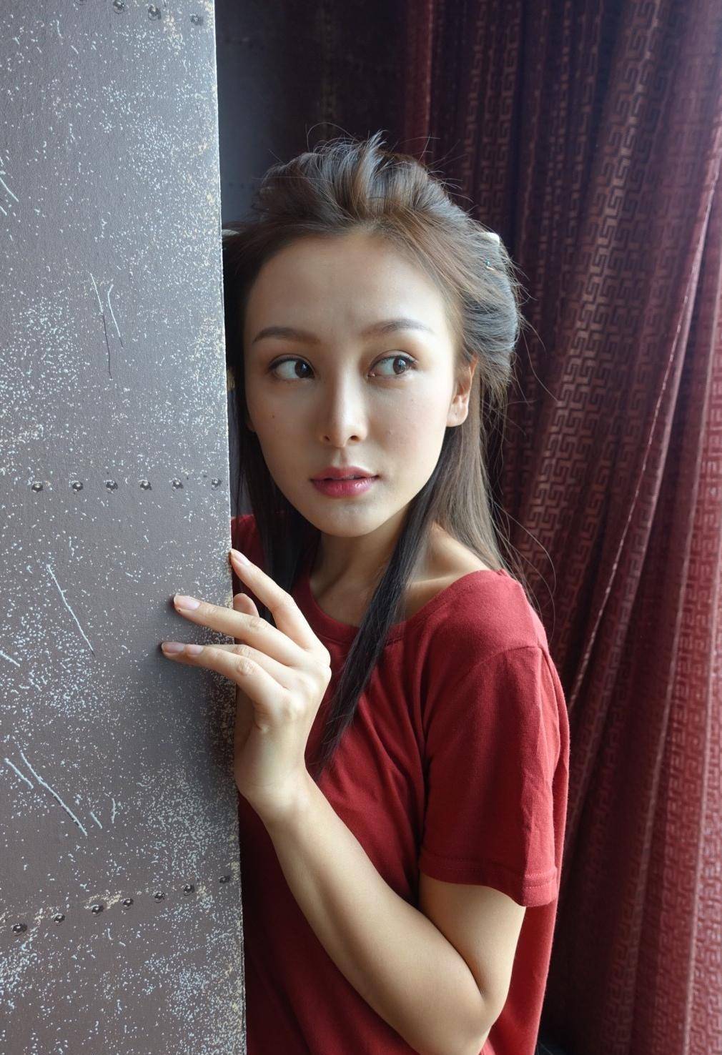 7岁随父母移居香港,中国香港女模特,演员徐悦徐悦,1989年7月3日出生于